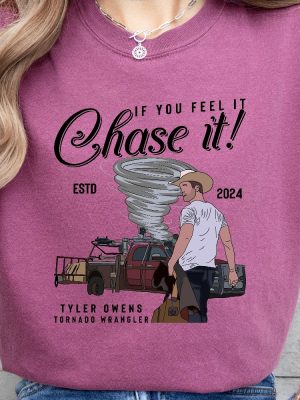 If You Feel It Chase It T Shirt Tyler Owens 2024 Shirt If You Feel It Chase It Shirt Twisters 2024 Glen Powell Movies riracha 4