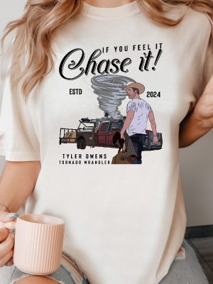 If You Feel It Chase It T Shirt Tyler Owens 2024 Shirt If You Feel It Chase It Shirt Twisters 2024 Glen Powell Movies riracha 5